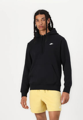 Felpa nera Nike con tasca frontale e cappuccio regolabile. Presenta il logo bianco Nike sul petto. Abbinata a pantaloni corti gialli.