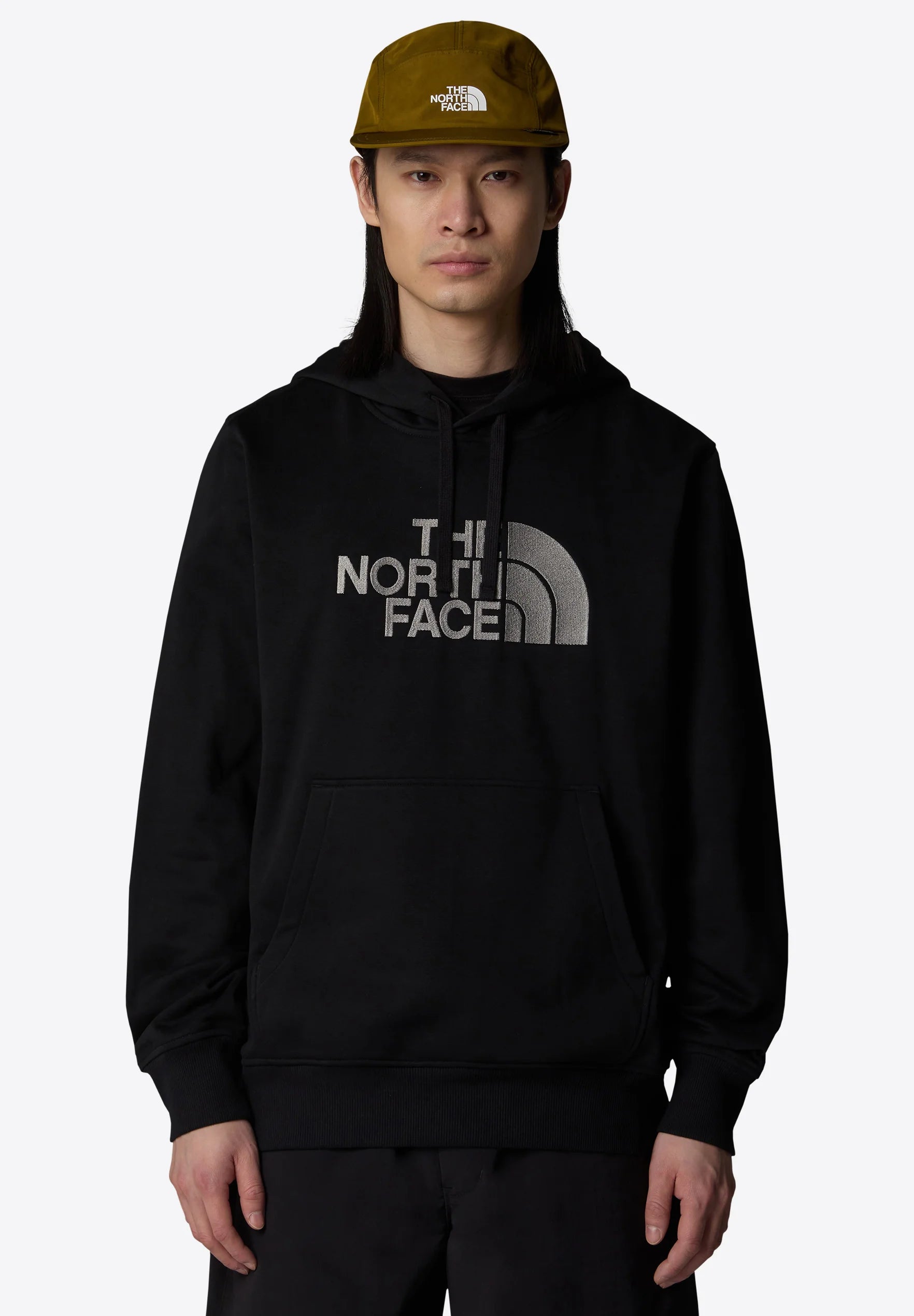 Felpa nera con cappuccio che presenta un grande logo grigio di The North Face sul petto, con tasca a marsupio frontale e cappuccio regolabile con cordino.