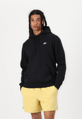 Felpa con cappuccio nera dotata di tasca frontale e logo Nike bianco sul petto, abbinata a pantaloni corti gialli. Tessuto morbido in cotone.